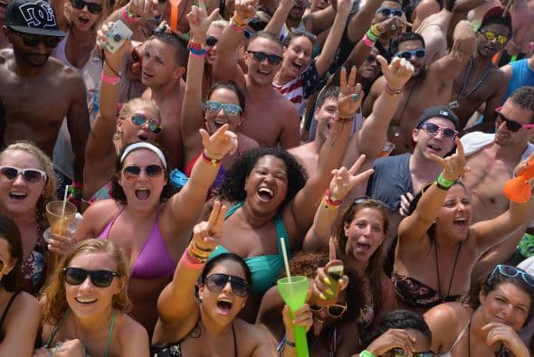 “No sean idiotas”: congresista texano a los estudiantes contagiados por coronavirus