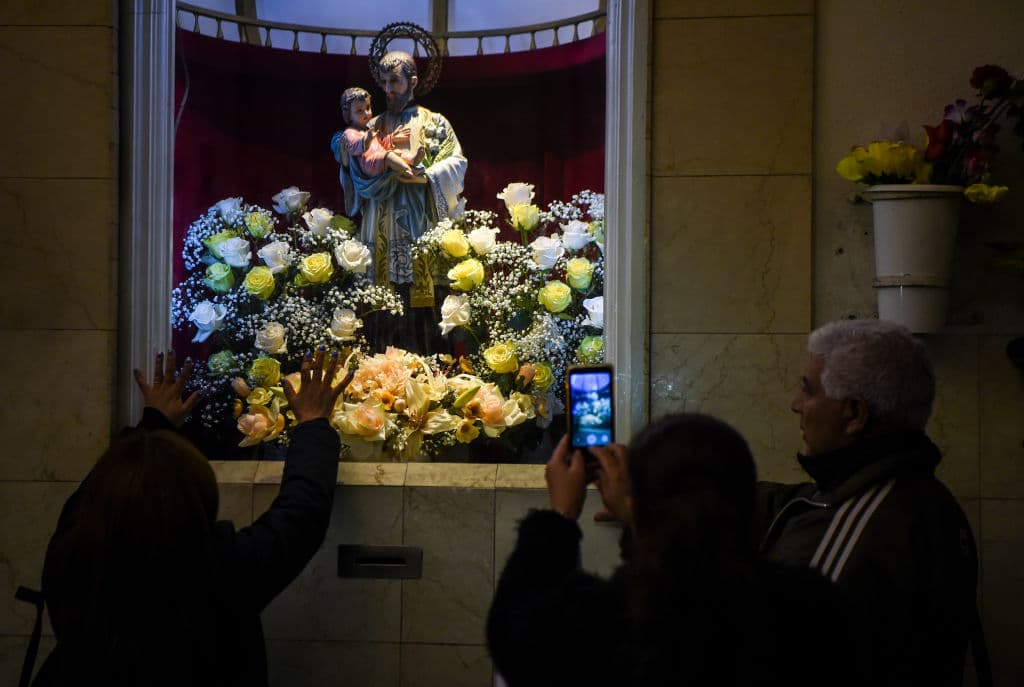 Cayetano pasó los cuatro últimos cuatro años de su vida trabajando por los pobres en Nápoles. En 1547, el 7 de agosto, murió finalmente a los 67 años, después de toda una vida de buscar que la gente se acercara más a la religión y ayudara a su prójimo.