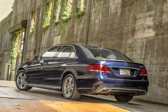 Autos Grandes de Lujo: Mercedes-Benz Clase E 2015- Según la marca, pocos aspectos estimulan tanto a los ingenieros de Mercedes-Benz como la investigación en nuevas tecnologías de seguridad. Como todos los modelos de la casa alemana, incorpora numerosos sistemas de seguridad destinados a evitar accidentes. Aquí destacamos sólo algunos de los infinitos ítems de su equipamiento: ayuda activa para aparcar con PARKTRONIC, frenos ABS, control de estabilidad y de tracción, alerta por cansancio ATTENTION ASSIST, servofreno de emergencia BAS, ADAPTIVE BRAKE con función HOLD y cámara de marcha atrás con líneas auxiliares dinámicas en la pantalla.