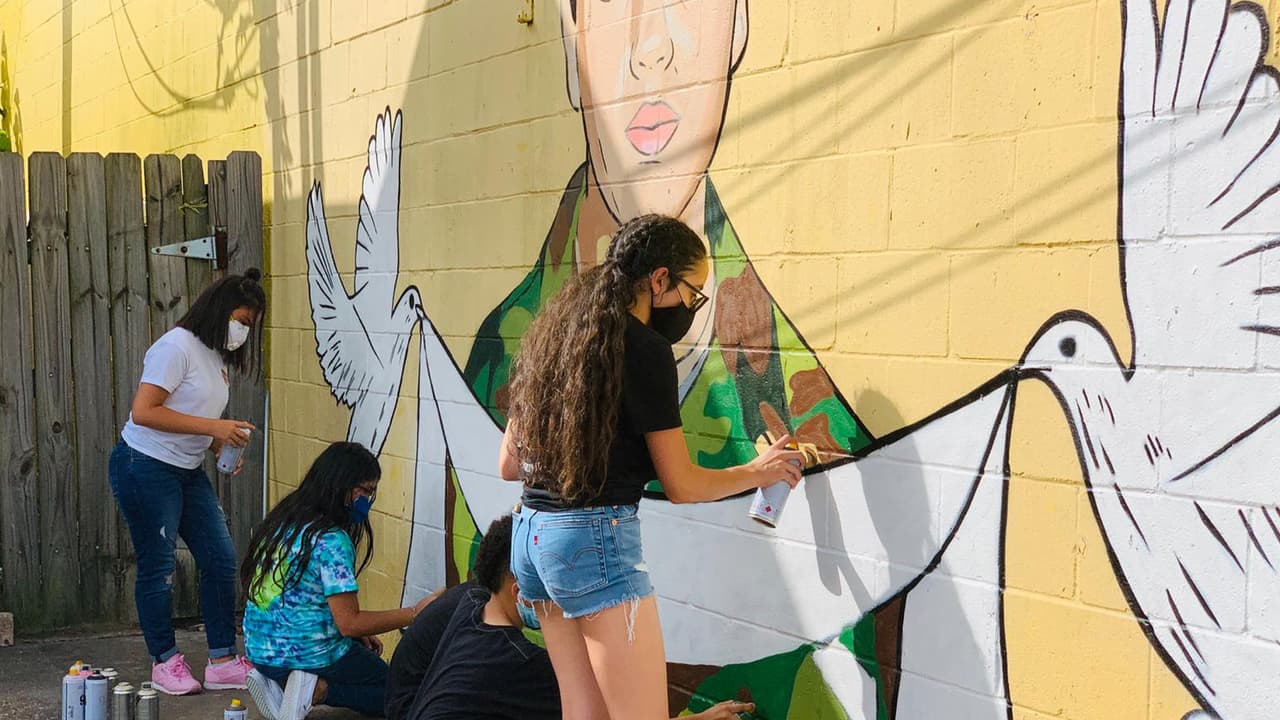 Fueron unas horas las que le llevó a Alex Román concluir su obra.