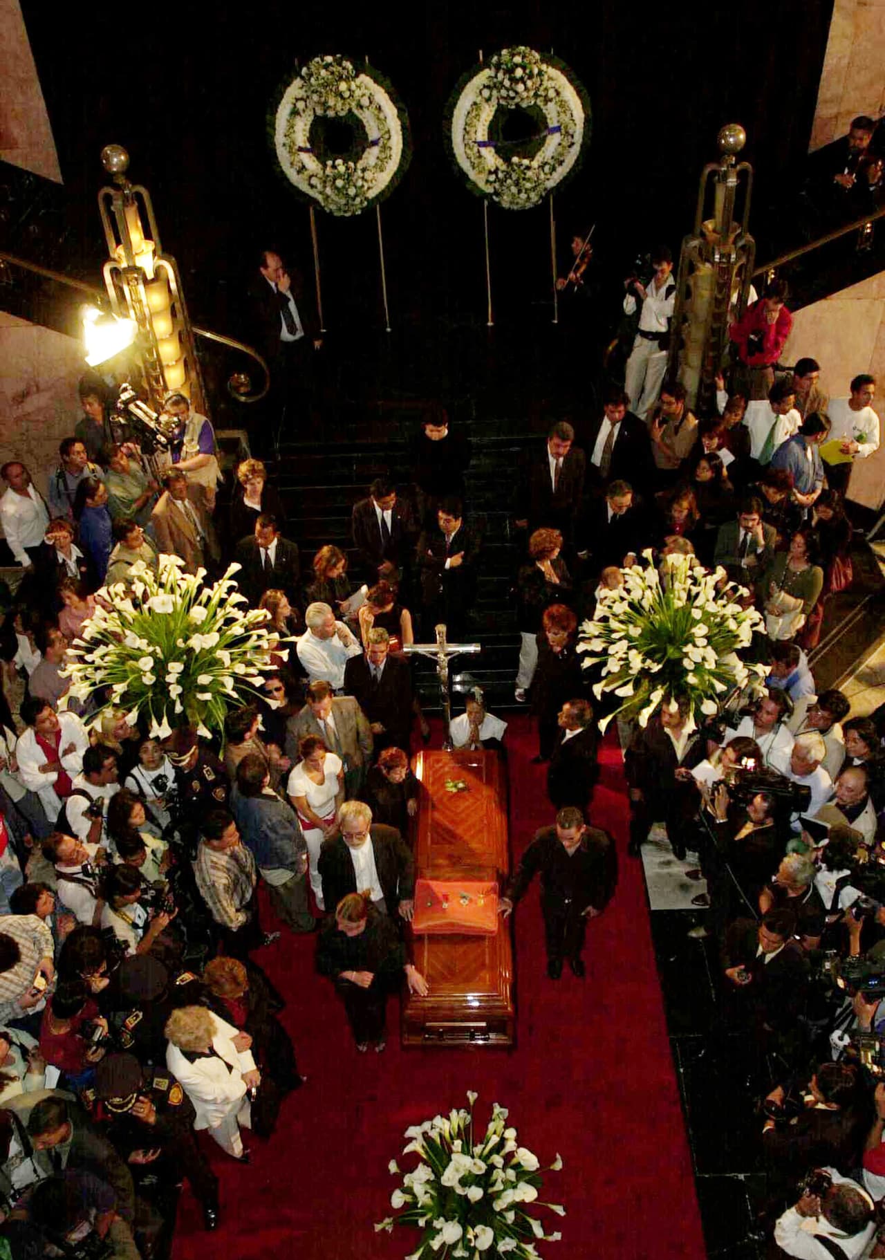 En el Palacio de Bellas Artes se le rindió el máximo homenaje que puede recibir un artista mexicano, un funeral abierto al público que la adoró, recibiendo aplausos y flores.