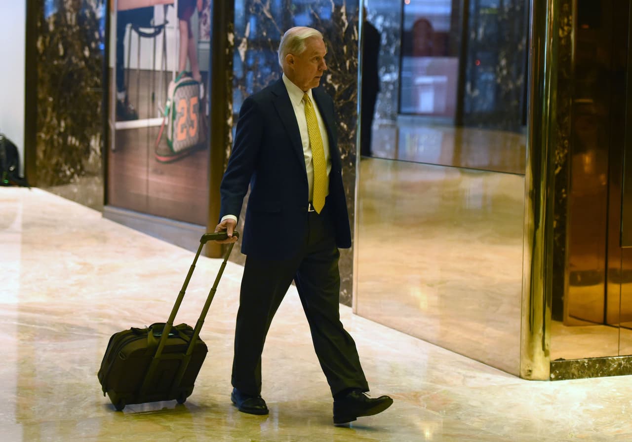 Jeff Sessions, senador por Alabama. Cargo que ocuparía: secretario de Estado o secretario de defensa. Fue un consejero de Trump durante su campaña y se le conoce por sus opiniones de línea dura sobre la inmigración.