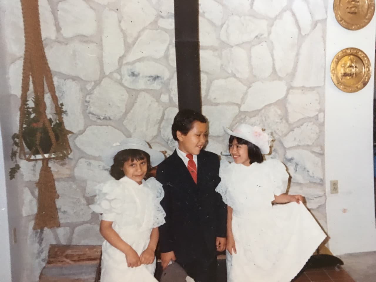 Los niños disfrutaron de una educación relativamente normal en en Midland, Texas, aunque los padres estaban preocupados por su situación legal no resuelta.