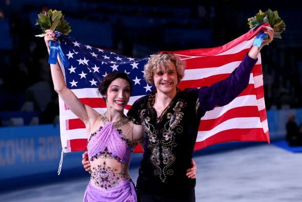 Meryl Davis y Charlie White se han proclamado hoy campeones olímpicos de danza de patinaje artístico en Sochi 2014, una vez disputado el programa libre en el que mantuvieron el liderato que el domingo alcanzaron en el corto. Davis y White, primera pareja de EEUU en ganar un Mundial y que llegaron a Sochi como subcampeones olímpicos, se impusieron en el Palacio Iceberg con 195,52 puntos y un programa largo con música de 'Sherezade", de Nikolai Rimski-Korsakov. Superaron a los defensores del título, los canadienses Tessa Virtue y Scott Moir, que se colgaron la plata con 190,99. El bronce ha sido para la pareja rusa integrada por Elena Ilinykh y Nikita Kapsalapov, con 183,48. Meryl y White llevan 17 años patinando juntos.