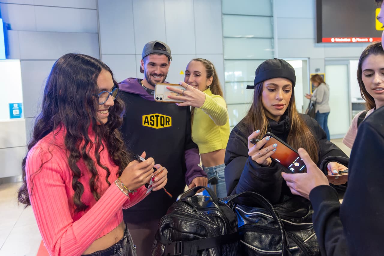 Rodrigo de Paul posó muy sonriente con las chicas que se le acercaron mientras Tini Stoessel firmaba pertenencias de sus fans.