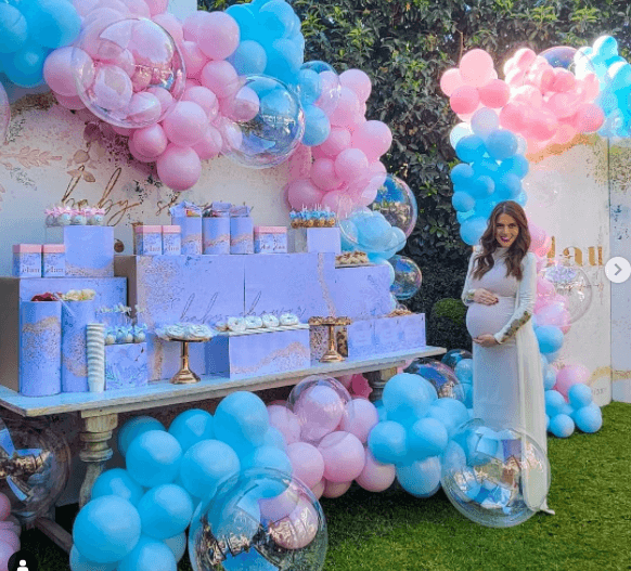Claudia también 
<b><a href="https://www.univision.com/famosos/claudia-alvarez-embarazada-baby-shower-fotos" target="_blank">tuvo un divino 'baby shower'</a></b> hace una semana.
