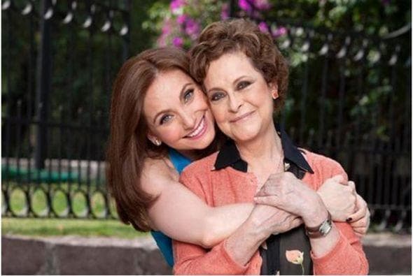 <b>Silvia Mariscal</b> y 
<b><a href="http://www.univision.com/temas/elizabeth-alvarez">Elizabeth Álvarez</a></b> hicieron una bonita y tierna familia en 'Amorcito corazón', y vaya que cualquiera podría pensar que son madre e hija.