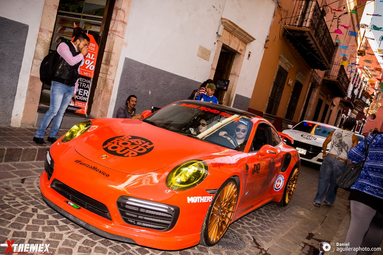 Los autos van con sus características de fábrica, pero también acuden otros que han sido personalizados por sus propietarios y han incrementado de manera exponencial su valor. 
<b>Este Porsche y sus enormes rines naranjas</b> al color de la carrocería, son prueba de ello.