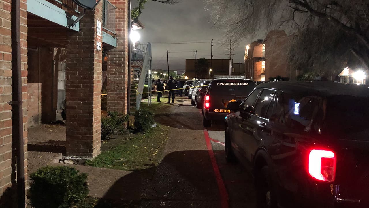 Un vecino intentó prestarle primeros auxilios, el menor fue trasladado a un hospital local donde falleció más tarde.
<br>
<br>