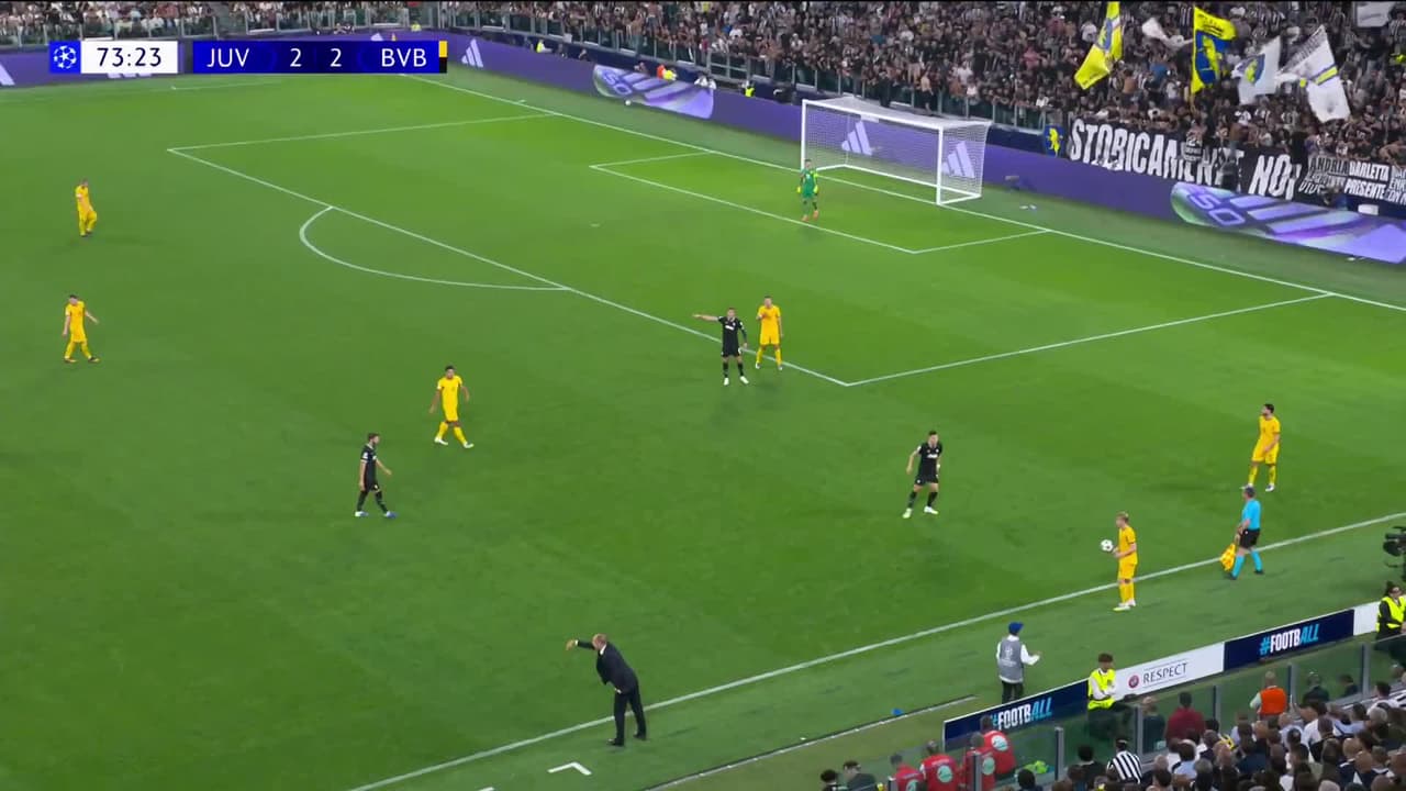 ¡GOL!  anota para Borussia Dortmund. Yan Couto