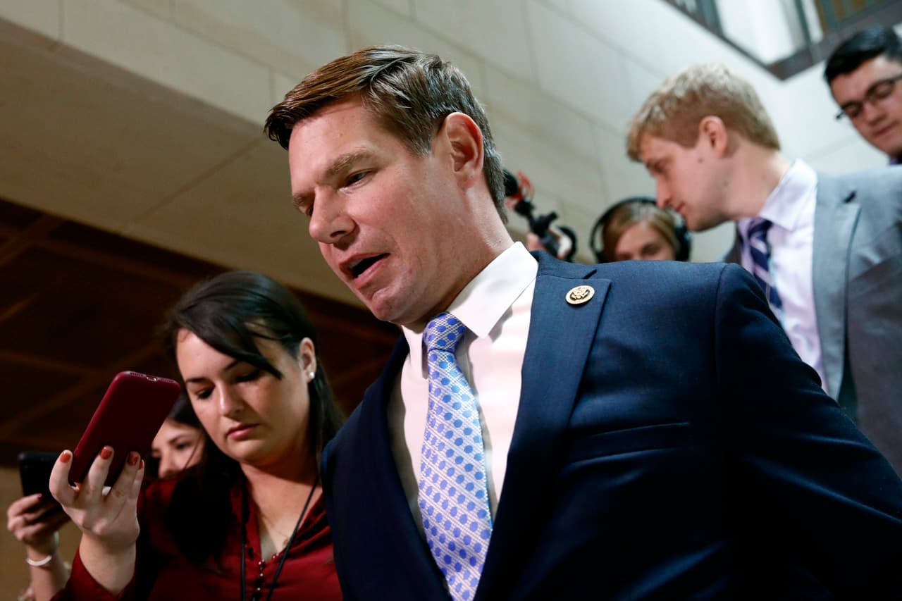 Eric Swalwell fue uno de los que más duramente objetó la línea de preguntas que se le hacía a Vindman.