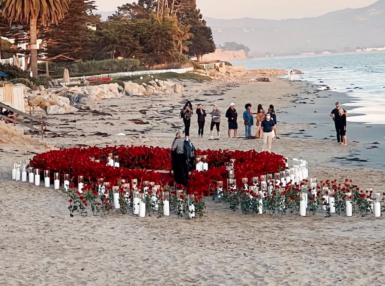 "Para siempre", escribió Kourtney Kardashian, de 42 años, en las fotos que publicó en Instagram mientras abrazaba a su futuro esposo en medio de rosas rojas.
<br>