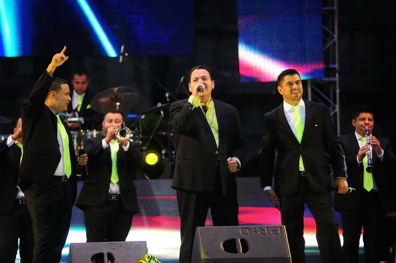 Horas después de darse a conocer la noticia, el cantante explicó que todo el problema se debió a un cobro de luz por más de 54,000 dólares que la Comisión Federal de Electricidad le estaba solicitando.