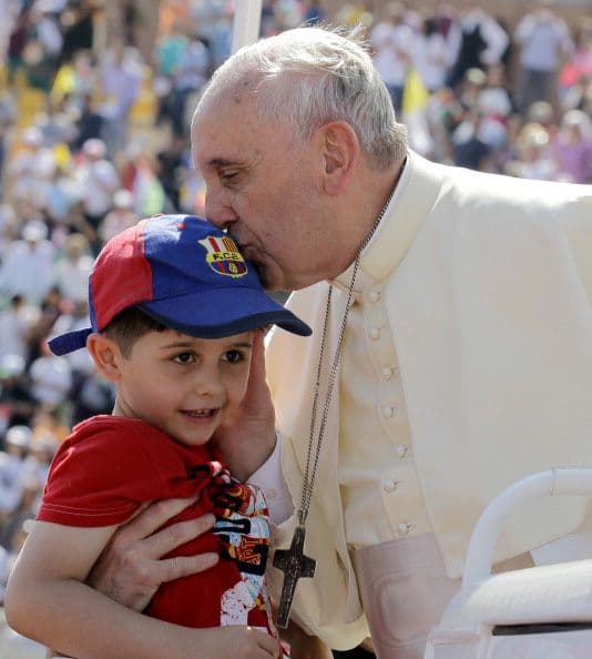 En uno de sus ya usuales gestos, el papa Francisco se acercó a besar a un pequeñito antes de celebrar la misa en el estadio de Ammán, en Jordania.