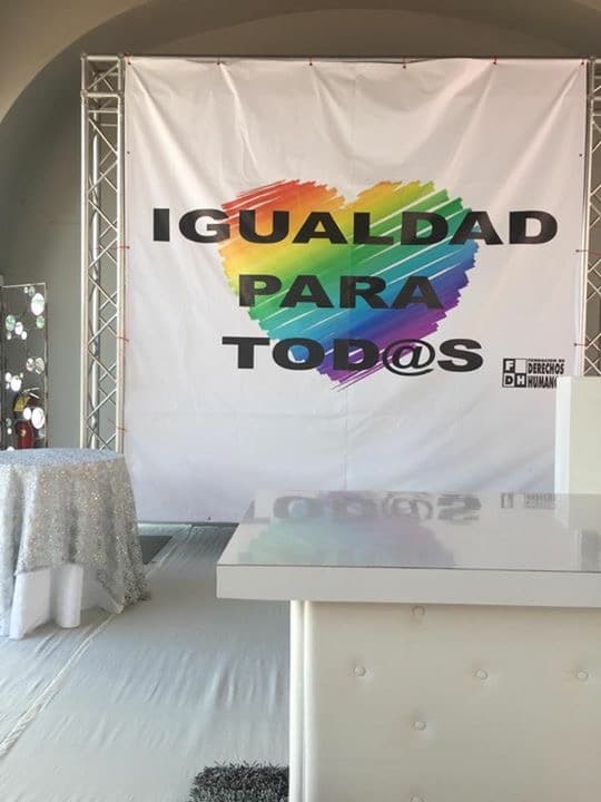 La lluvia provocó que el enlace masivo se retrasara varias horas.