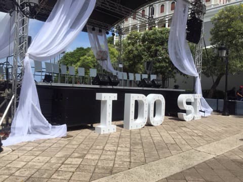 La ceremonia pública atrajo la atención del mundo.