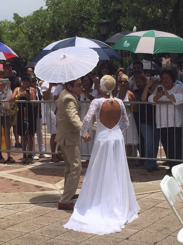 Evidentemente felices y emocionaron llegaron desde las 11 a.m. las parejas que contraerían matrimonio.