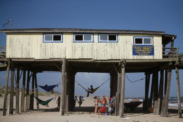 Quizá ya convertido en huracán de categoría uno en la escala de intensidad Saffir-Simpson, de un máximo de cinco.