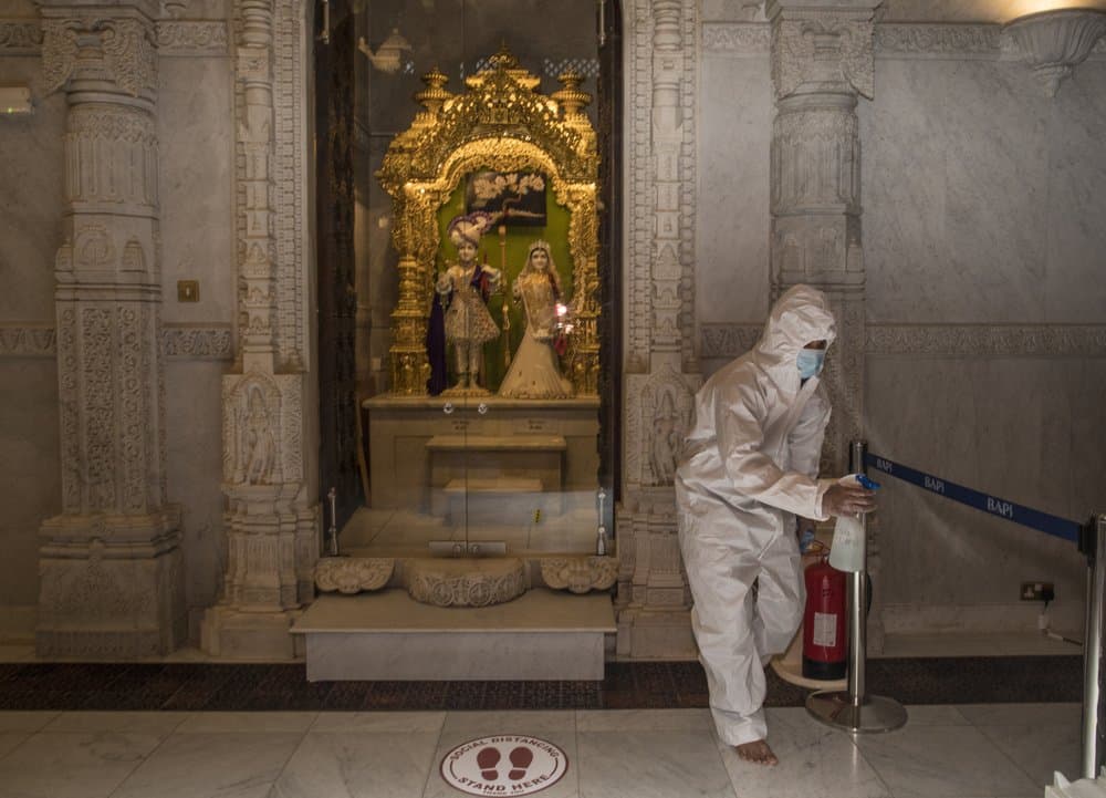 Después de cada sesión de oración, 
<b>trabajadores con trajes protectores desinfectan cualquier superficie que pueda haber sido tocada en el BAPS Shri Swaminarayan Mandir.</b>