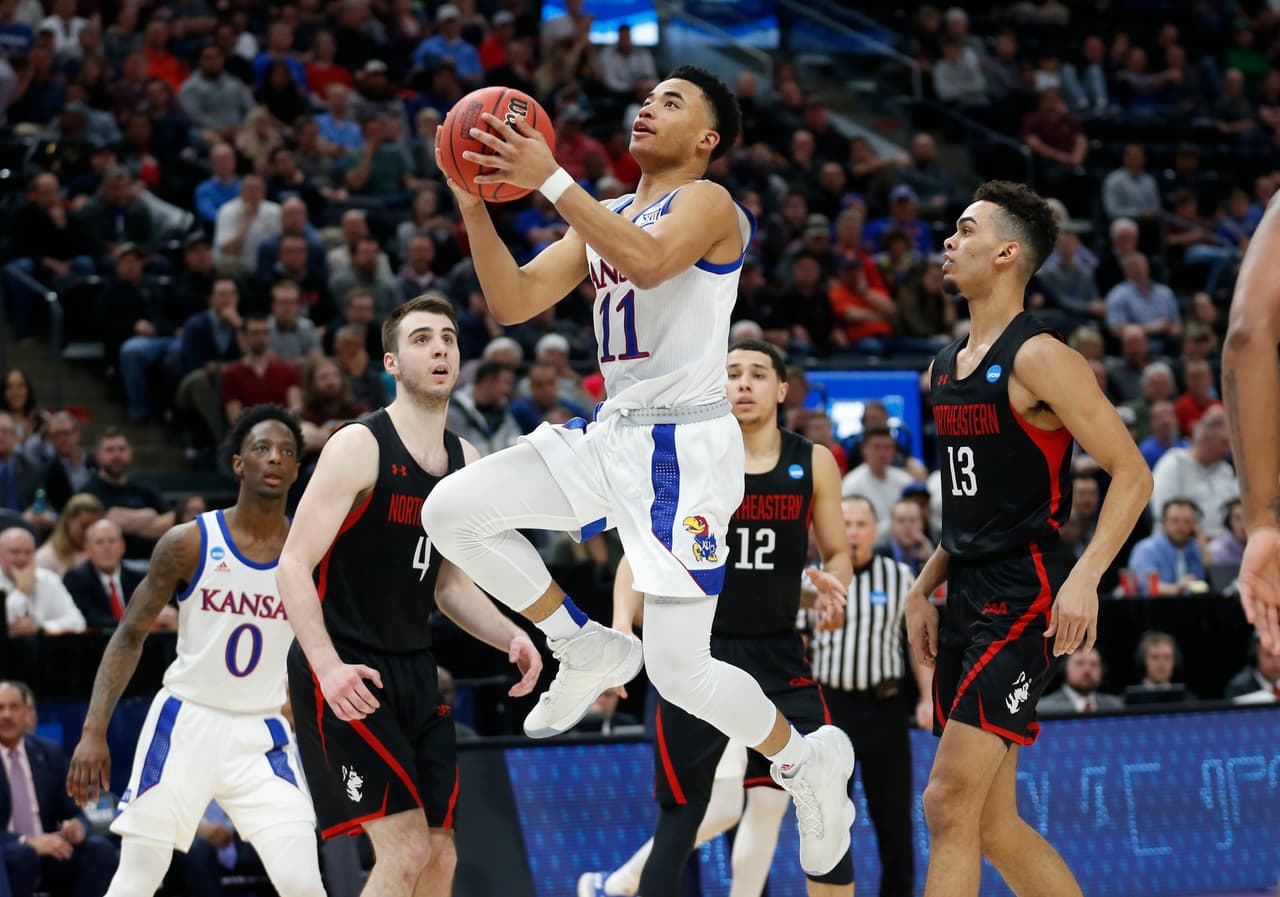 <b>Northeastern (13) 53-87 Kansas (4)</b>. Dedric Lawson se despachó con 25 puntos y 11 rebotes para que los Jayhawks derrotaran sin mayores complicaciones a los Huskies de Northeastern en la primera ronda de la Región del Medio Oeste.