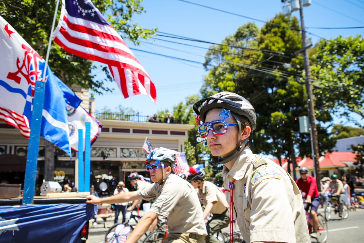Los niños disfrutan el día de la independencia en Alameda, California.