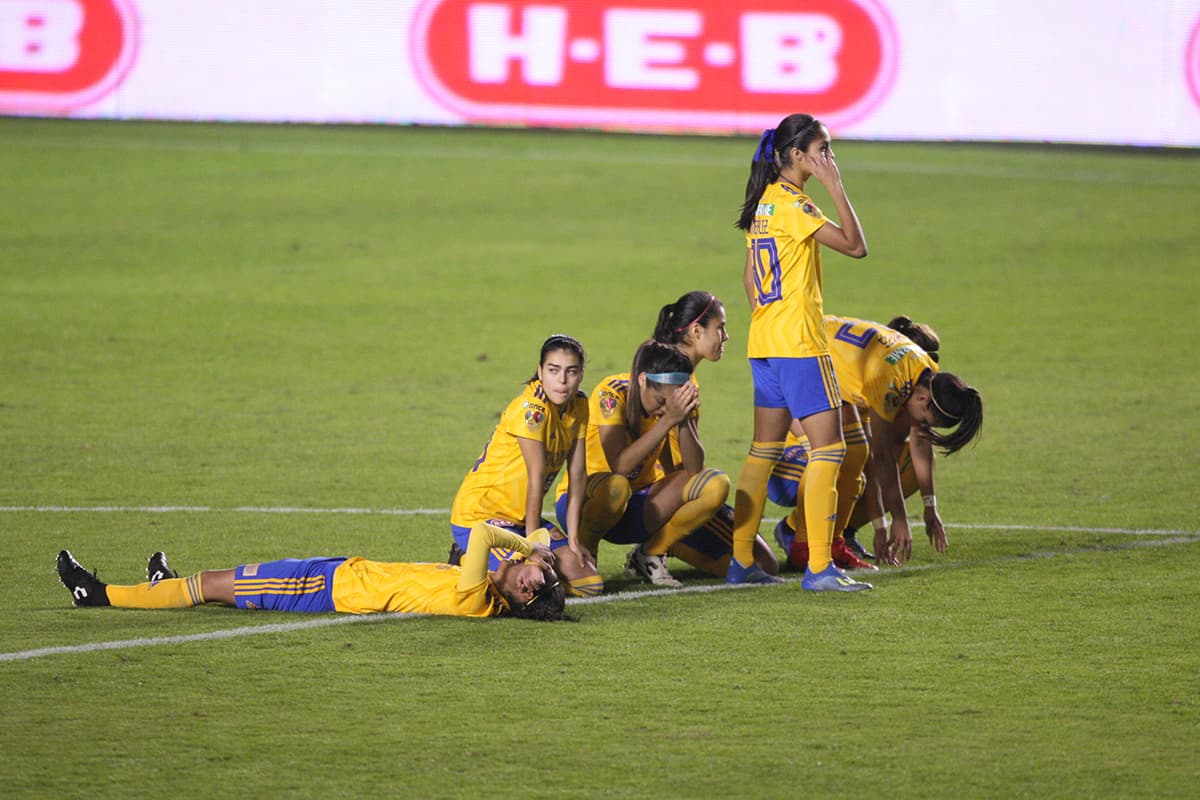 Con decepción por la derrota y el subcampeonato se quedaron las jugadoras de Tigres.