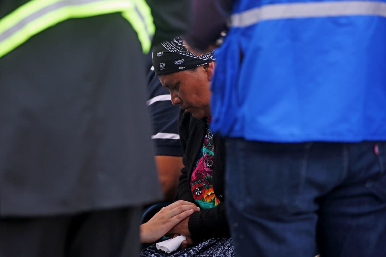 Lidia González, madre de Claudia, durante la espera del cuerpo de su hija repatriado de EEUU.