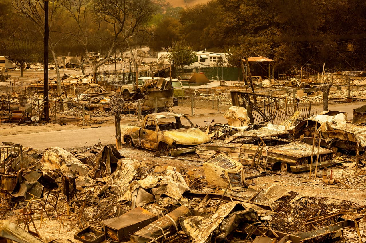 Hasta este mediodía, los complejos de incendios masivos que abrasan a todo el estado queman más de 1.2 millones de acres de terreno. En la imagen, vehículos y casas calcinadas en el parque de casas móviles Spanish Flat Villa, en el condado de Napa.