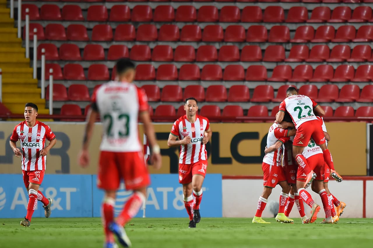 Se valió de un tiro de esquina para conectar el esférico con la testa y penetrar el arco de Acevedo.
