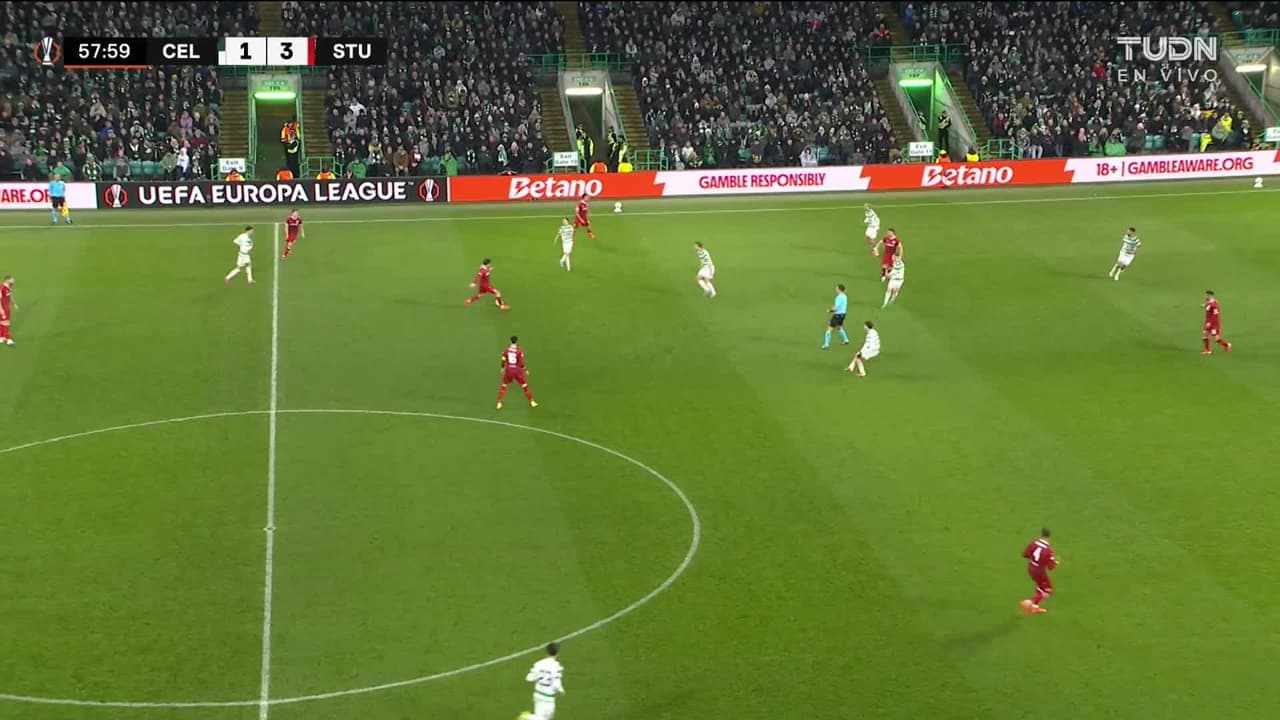 ¡GOL!  anota para VfB Stuttgart. Ermedin Demirovic