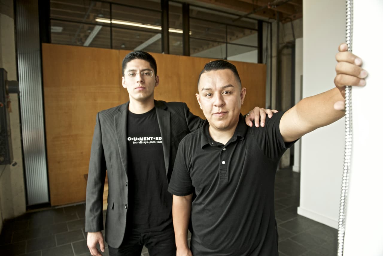 <b><a href="https://www.undocumedia.org/about-us/">Iván Ceja y Justino Mora</a></b>, dos jóvenes indocumentados que lograron calificar para la Acción Diferida para los Llegados en la Infancia (DACA), fundaron la organización Undocumedia en 2012, 
<b>un proyecto digital que provee de información relevante a una comunidad que comparte el mismo estatus migratorio.</b>