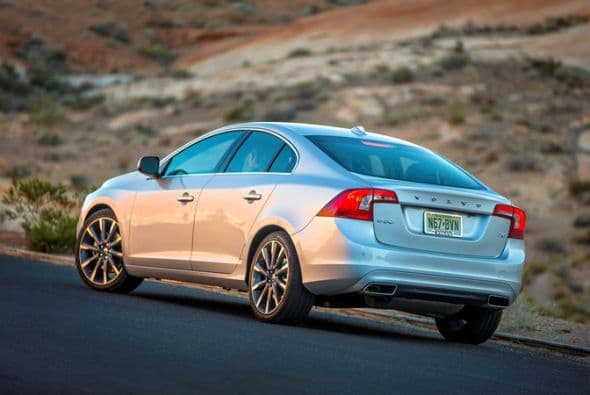 Autos Medianos de lujo/semi-lujo: Volvo S60 2015- En nuestro mercado está disponible con tres motores: un 2.5 que alcanza los 250 caballos de potencia, un diésel con el sistema Drive -E con la tecnología i- ART- con retroalimentación de presión de los inyectores de combustible de 2.0 que desarrolla unos 240 hp y un potente seis cilindros de 3.0 y 325 hp.