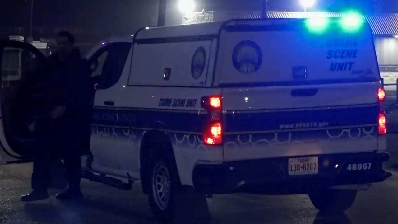 La mujer, de aproximadamente 20 años, estaba acompañada de una amiga y se dirigía a los departamentos que están en la esquina, indicó el teniente E. Willkens, portavoz del Departamento de Policía de Houston (HPD).