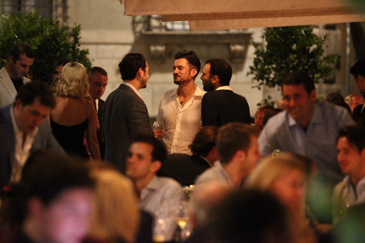 The Sun señala que en total son 
<b>300 invitados </b>y que se han tomado fuertes 
<b><a href="https://www.univision.com/famosos/meghan-markle-y-el-principe-harry-tienen-un-nuevo-secreto-y-es-de-seguridad-nacional-fotos" target="_blank">medidas de seguridad</a></b> para garantizar su privacidad.