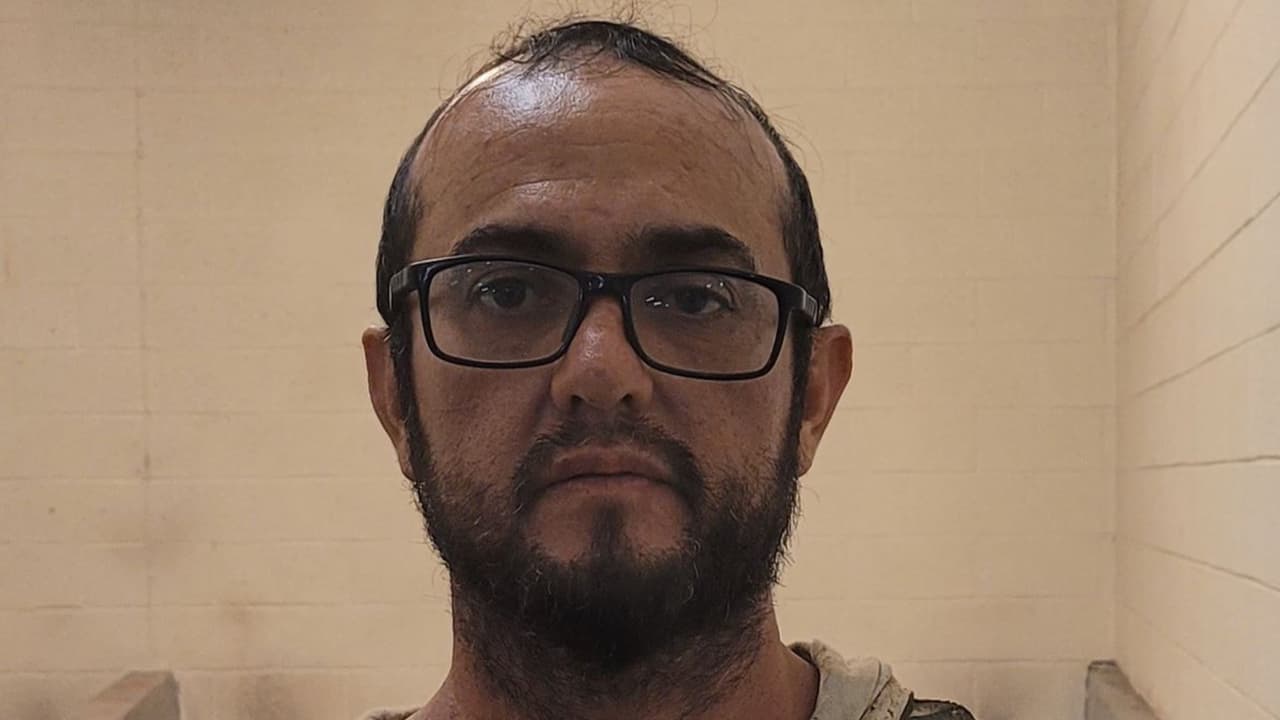 Arrestan a Luis Peñaloza Esquivel y una mujer de 18 años, cerca de Eloy, Arizona. 
<br>Los registros revelaron múltiples condenas por delitos graves en California, incluido el homicidio voluntario.