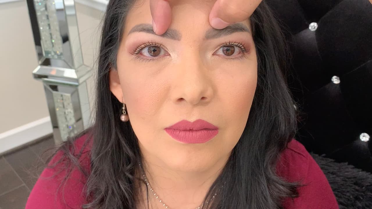 Paola Ugarte cuenta que luego de ver que tenía buenos ‘reviews’ en redes sociales acudió a un establecimiento donde se especializan en procedimiento estéticos para las cejas.