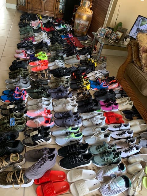 Cuando entraron a la casa, los detectives se encontraron con que la sala y la cocina estaban convertidas en una tienda de mercancías, en la que recibían a las personas interesadas en comprarles los zapatos, las gorras, perfumes, ropa, mochilas y demás artículos que tenían desplegados.