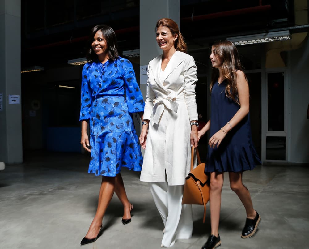 La visita de Michelle Obama a argentina fue una verdadera guerra de titanes del estilo. Juliana Awada eligió para hacerle la dupla a la primera dama de Estados Unidos un celebrado traje blanco de pantalones palazzo y gabardina blanca
<b> diseñado por la también argentina María Cher</b>.