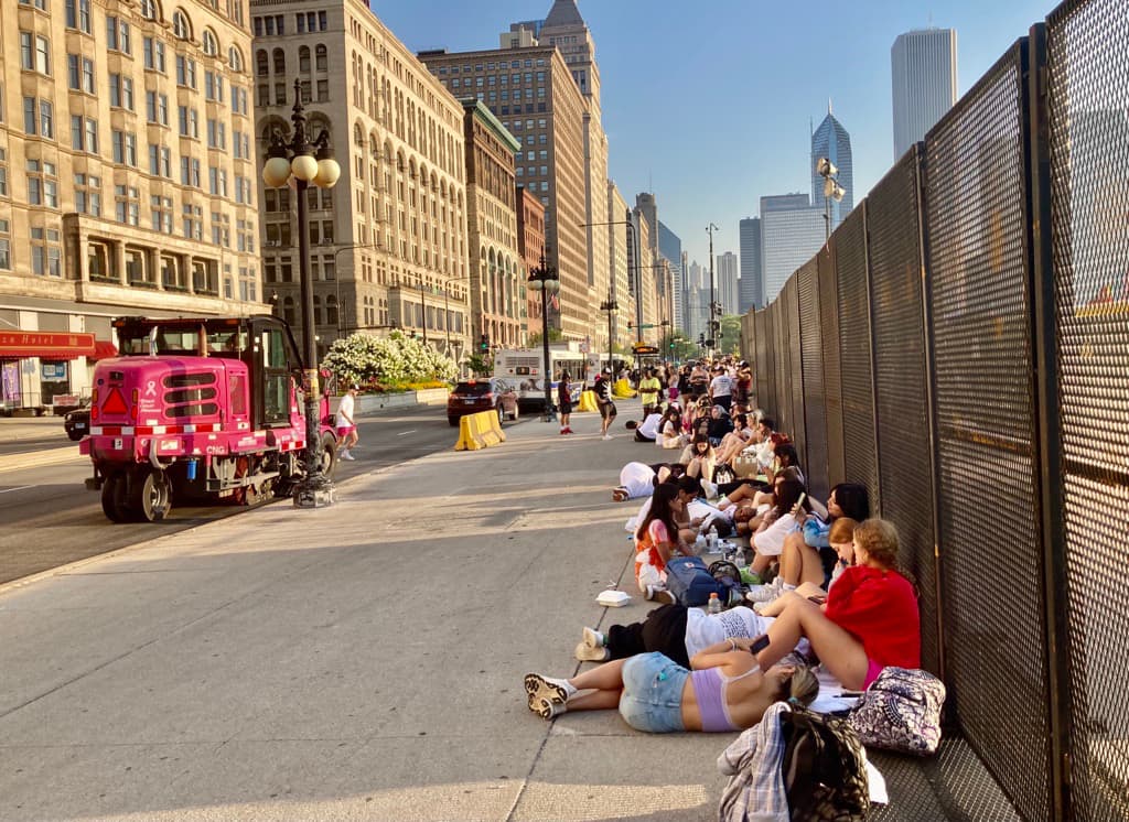 Fanáticos aguardan que abran las puertas a las 11:00 de la mañana.