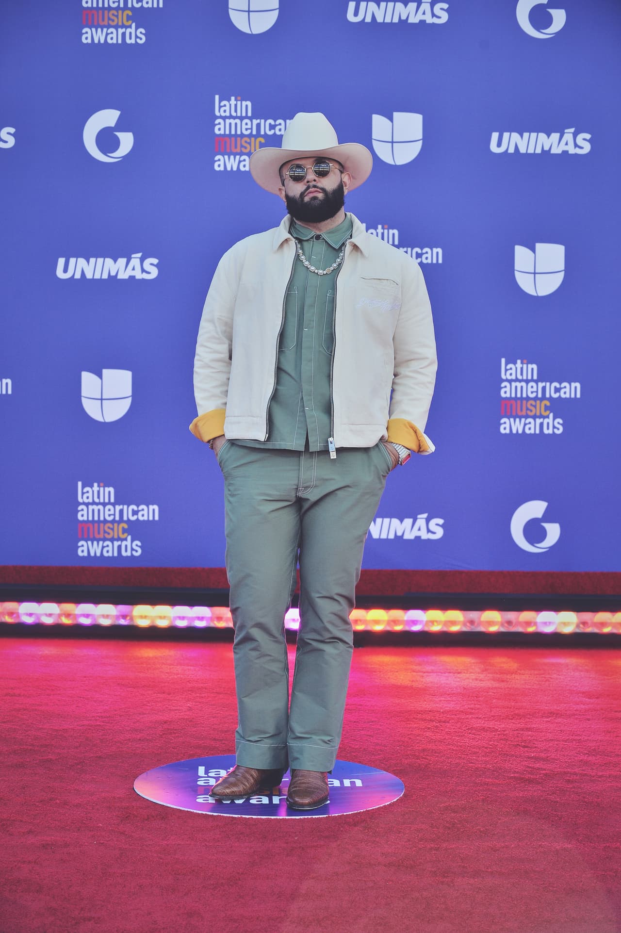 Carin León en los Latin AMAs.