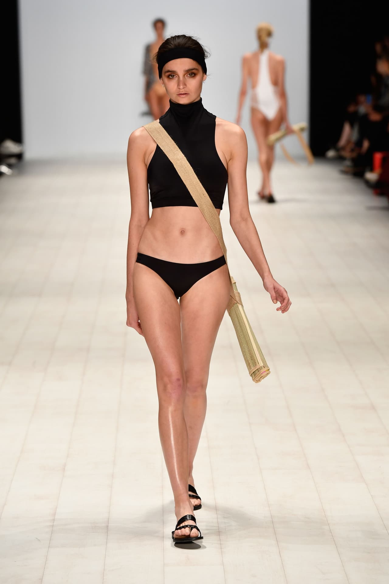 Otra herencia del gimnasio y del hecho de que la ropa deportiva invada otros espacios de la moda son los bikinis cuyo top es una camisilla corta de cuello tortuga. Son cómodos e ideales para las mujeres que tienen mucho busto o para las que no les gusta su espalda.