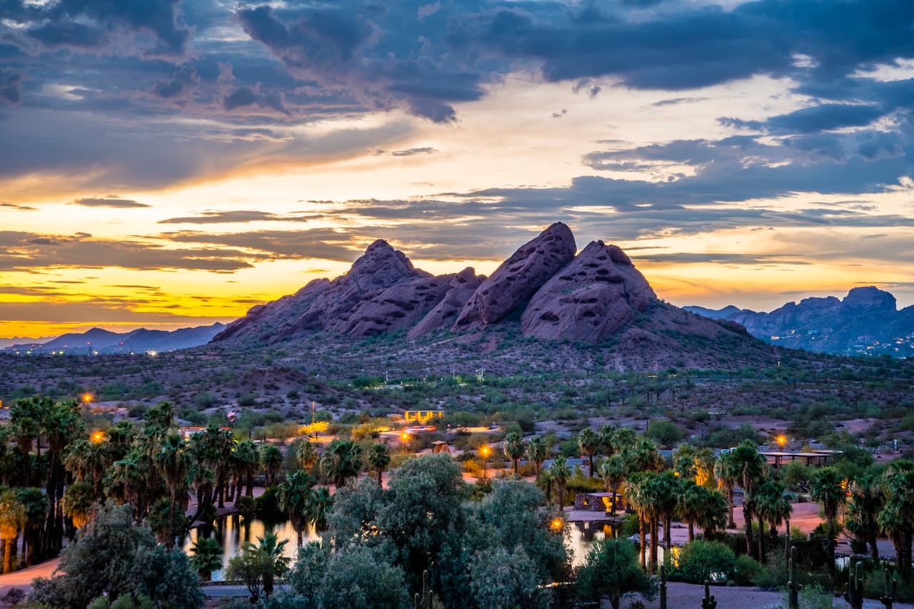Papago Park durante un atardecer. Este es un parque municipal de las ciudades de Phoenix y Tempe, Arizona. Ha sido designado como un Punto de Orgullo de Phoenix.