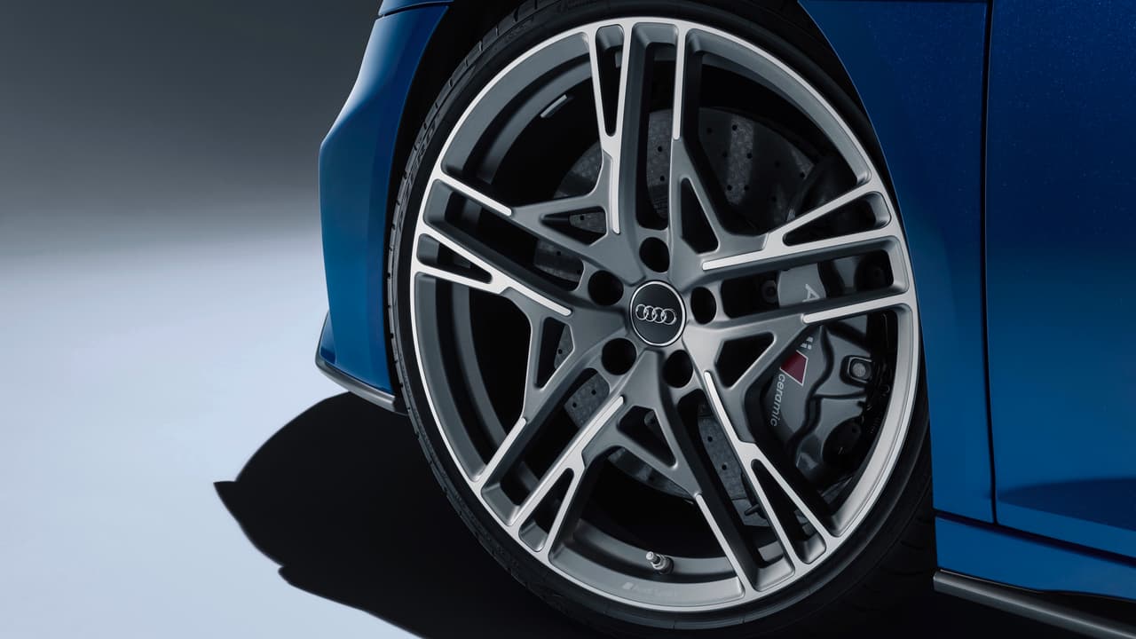 Al igual que la nueva barra anti volteo ahora construida en aluminio y polimeros reforzados por fibra de carbono (CFRP), las nuevas ruedas del R8 fueron diseñadas con el propósito de hacer el auto más liviando.