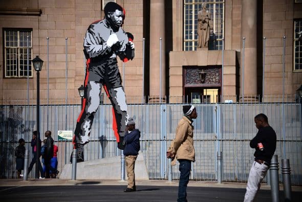 Esta estatua de Mandela se encuentra en el centro de Johannesburgo.