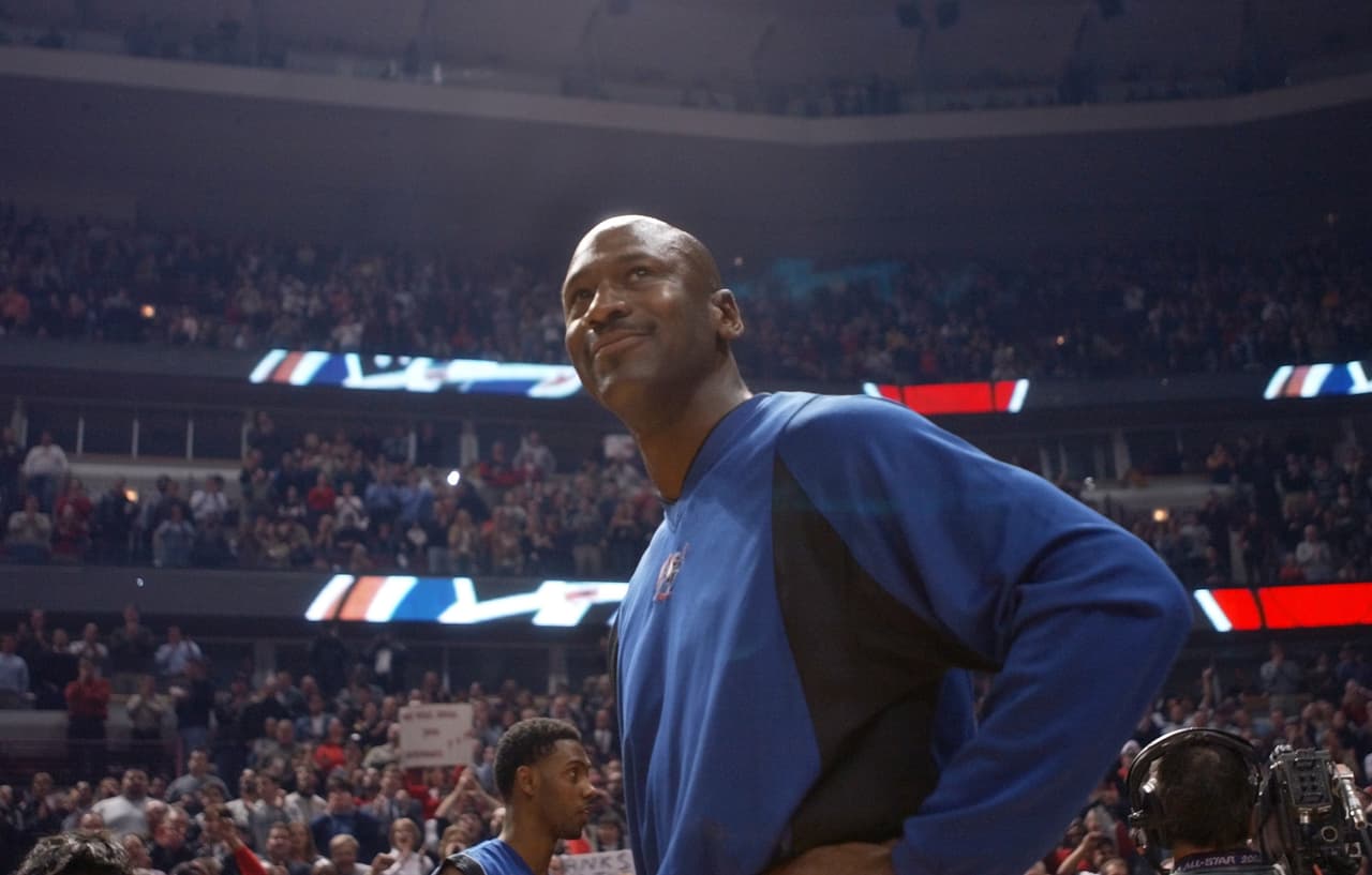 ‘Desde Carolina del Norte, con 1.99 m de estatura, Michael Jordan’, así fue su presentación al inicio del partido.