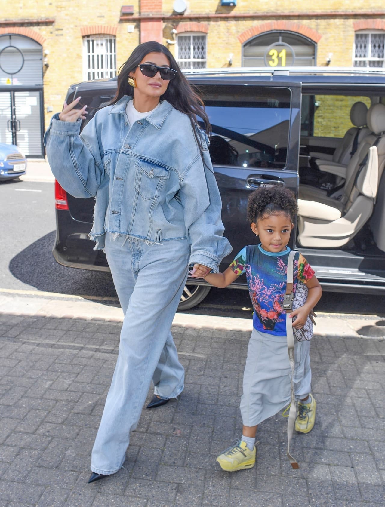 La pequeña sorprendió al complementar su outfit con un 
<a href="https://www.univision.com/famosos/stormi-kylie-jenner-hija-bolsa-dior-londres">bolso Dior</a> de 3,137 dólares, según reporta Hollywood Life.