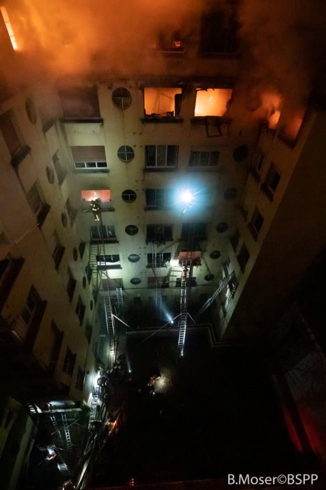 Las fotografías de la brigada de bomberos mostraron el fuego emanando de las ventanas de las últimas plantas y a los oficiales escalando por las largas escaleras para rescatar a los residentes aterrorizados. Una vecina contó a una televisora local que la mujer sospechosa estaba ebria en el momento de su arresto y que tenía la música muy fuerte.