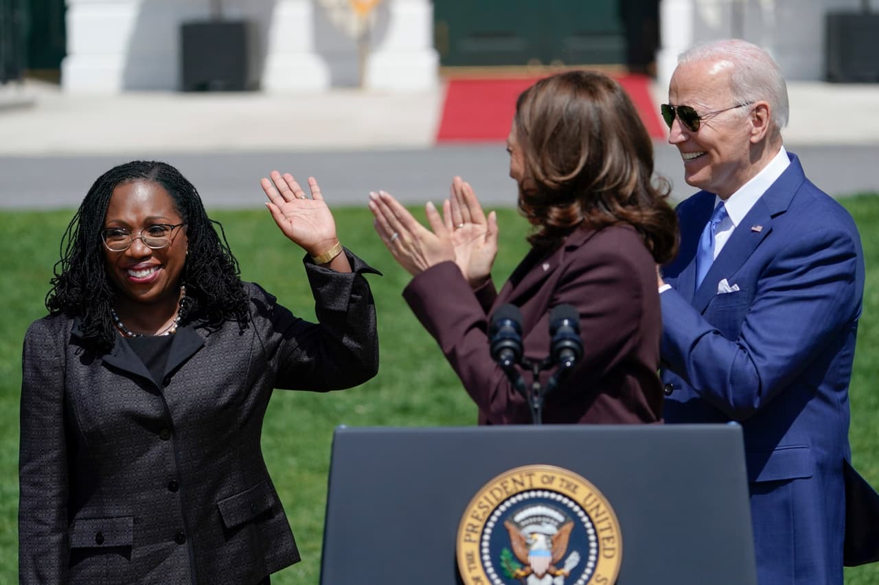 <b><a href="https://www.univision.com/noticias/politica/ketanji-brown-joe-biden-casa-blanca-celebracion">Ketanji Brown Jackson se convierte en la primera mujer negra en la Corte Suprema </a></b>
<br>
<br>La magistrada Ketanji Brown Jackson estuvo en la Casa Blanca para celebrar con el el presidente Joe Biden el hecho icónico de convertirse en la primera mujer negra en llegar al alto tribunal. “Tomó 232 años para que una mujer negra arribara a la Corte Suprema, pero lo logramos”, dijo Brown Jackson. El mandatario estadounidense describió lo ocurrido como “un momento de cambio real” en EEUU.
<br>
