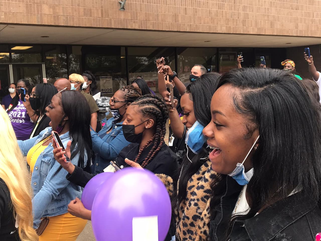 Varios estudiantes de último año se dieron cita afuera de la escuela este lunes 12 de abril.
<br>