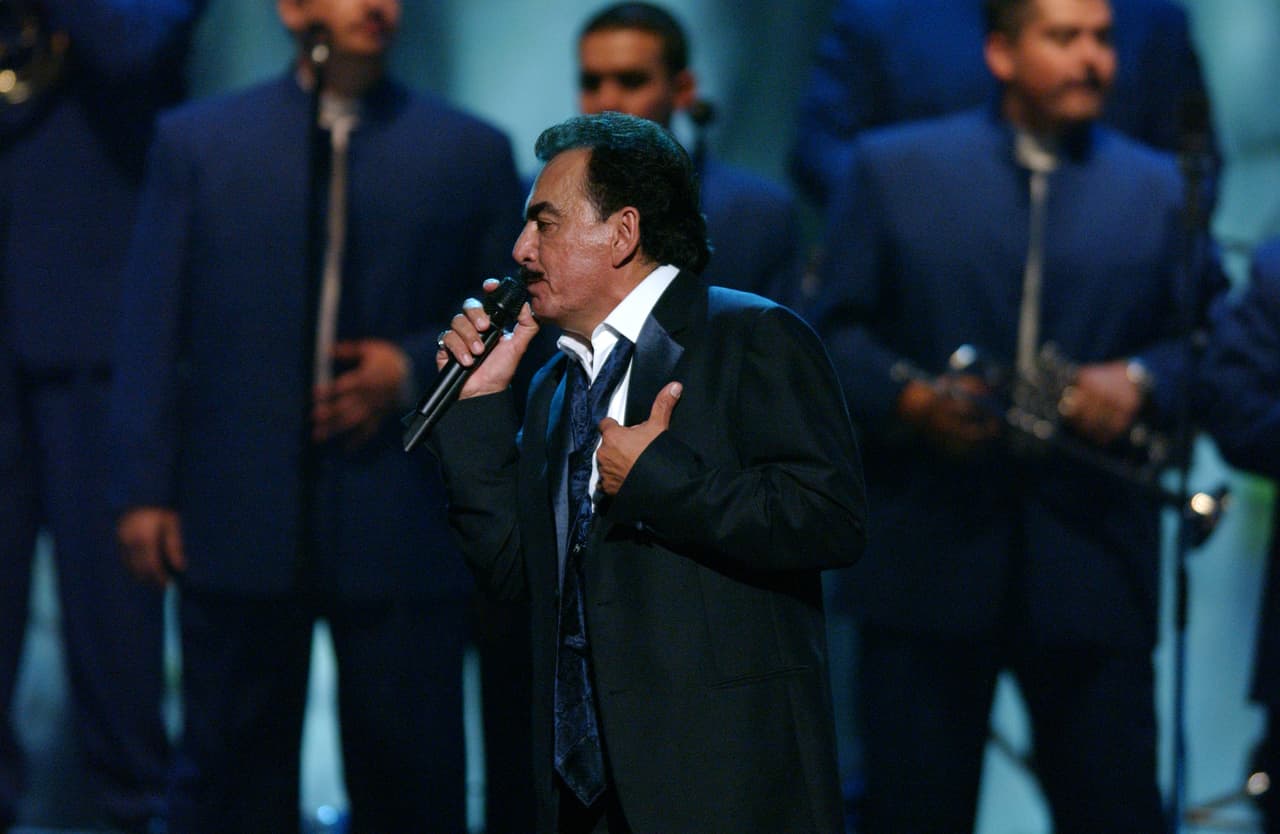 Joan Sebastian
<br>Año: 2004
<br>Interpretó el tema 'Chaparrita cuerpo de uva'.